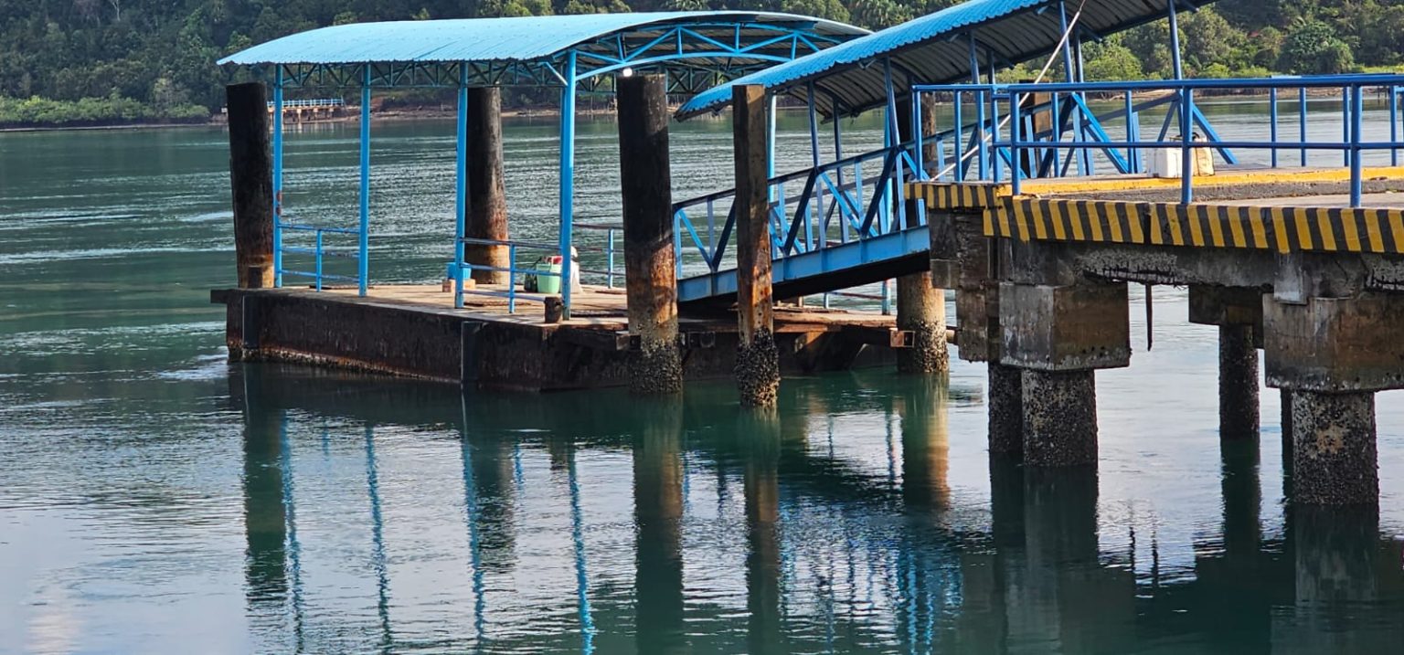 Ponton Pelabuhan yang miring di Lingga yang butuh perbaikan, foto kemarin. (ft wandy)