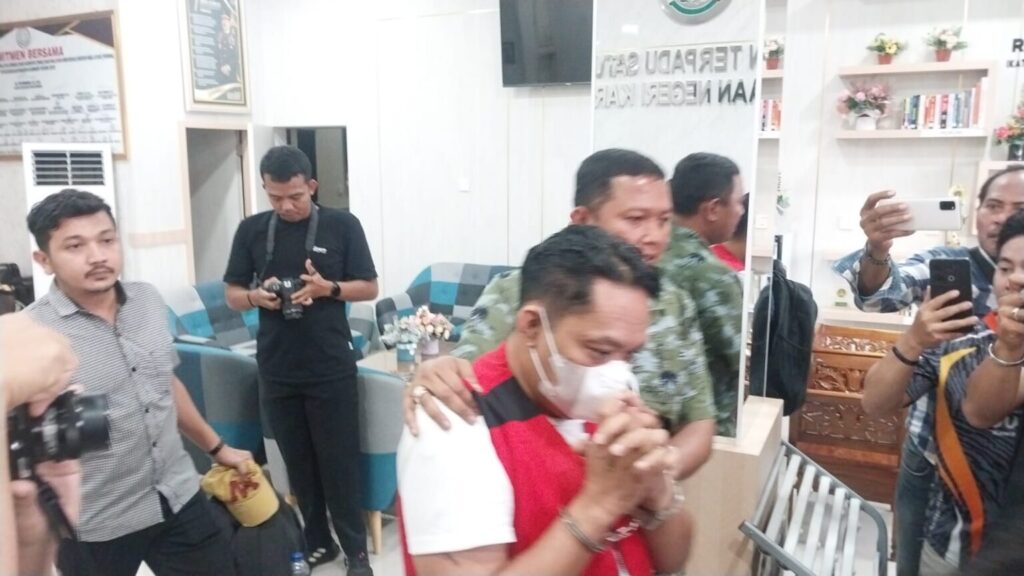 R alias JK tersangka kasus dugaan tindak pidana korupsi pembangunan dermaga Islamic Center Kecamatan Kundur saat digiring ke Rutan dari Kejari Karimun ke Rutan Karimun, sore tadi. (foto novel)
