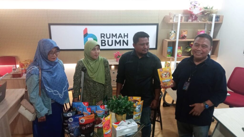 Sabri Rasyid, AVP External Communication PT Telkom Indonesia, di Rumah BUMN Telkom Batam, Plaza Telkom, Pelita, Kota Batam, Provinsi Kepri, usai meninjau pelatihan, kemarin. (ft telkom)