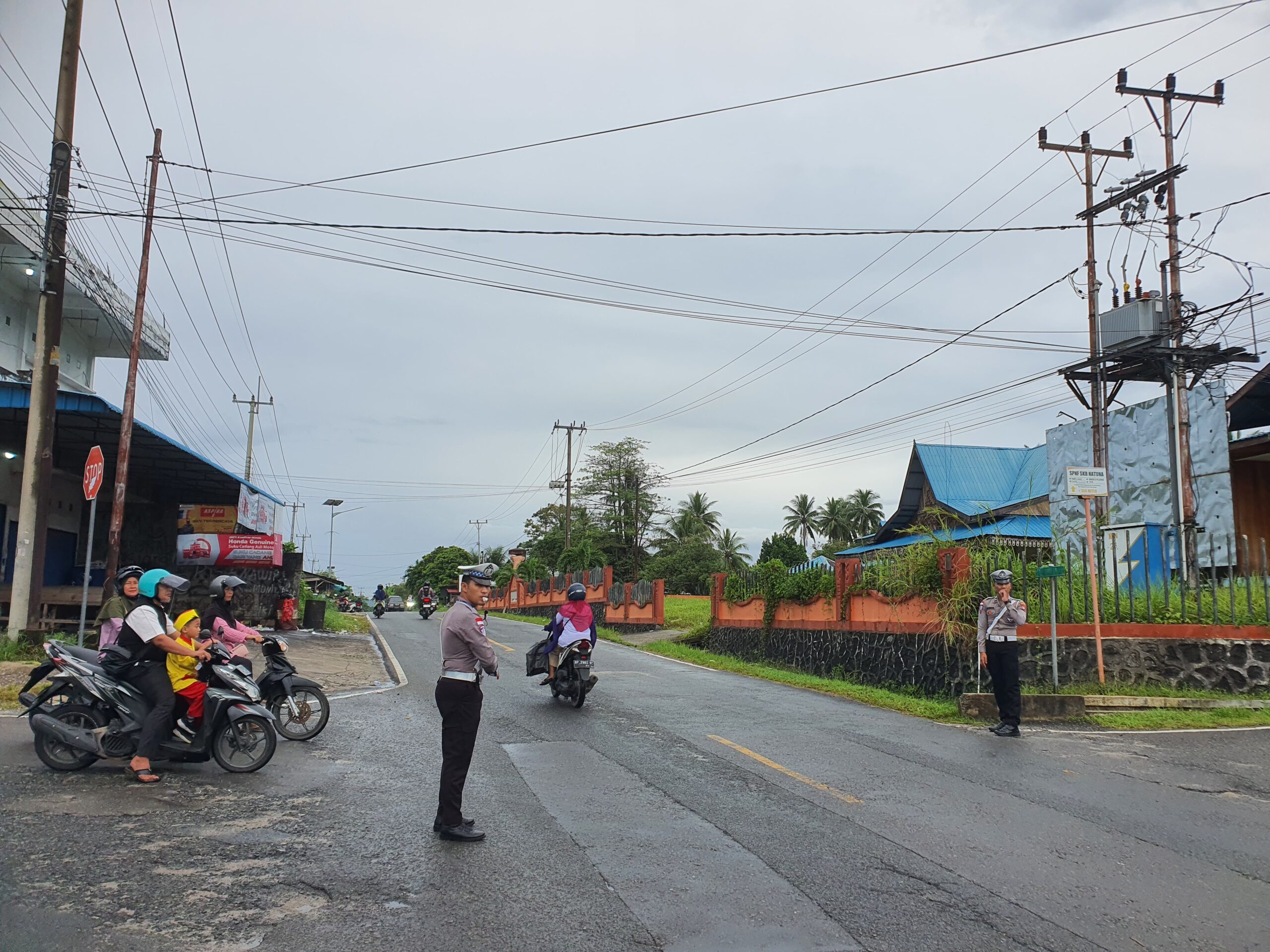 Satlantas Polres Natuna saat mengatur lalulintas, pagi tadi. (ft rusdiandika)