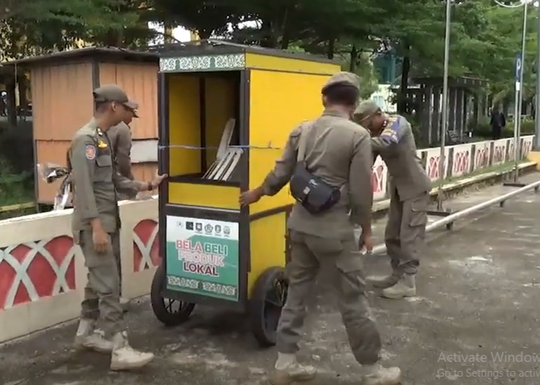 Satpol PP saat menertibkan gerobak di Laman Bunda, siang tadi. (ft fuji)