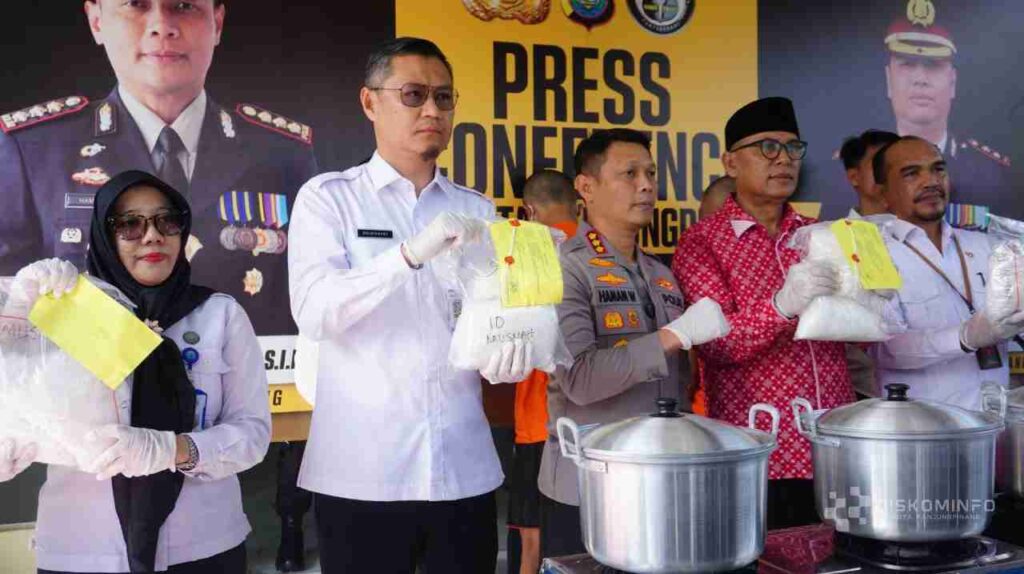Sekda Zulhidayat saat acara pemusnahan barang bukti di Mapolresta Tanjungpinang, pagi tadi. (ft kominfotjpinang)