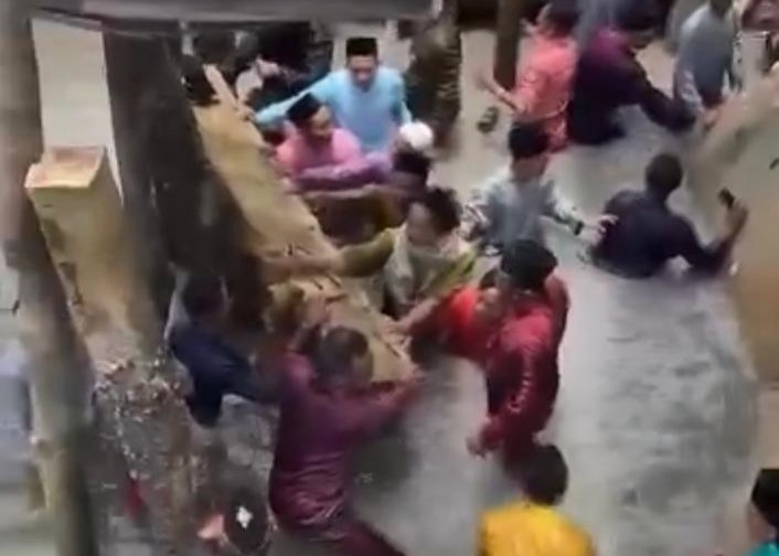 Tamu undangan pesta nikah yang jatuh ke laut ketika jembatan runtuh, siang tadi. (ft gafar)