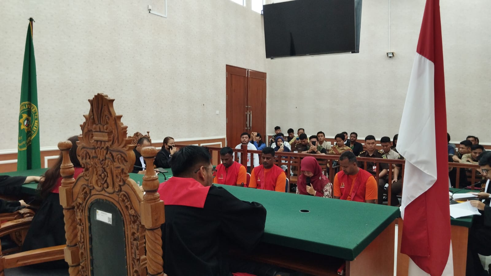 Tiga terdakwa WN India saat didampingi penerjemah, di PN Tanjungbalai Karimun. (tf msaimi)