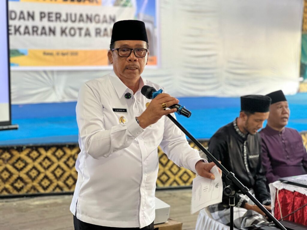 Wabup Natuna Jamin Sadik saat memimpin rapat besar pemekaran Kota Ranai, pagi tadi. (ft rusdiandika)