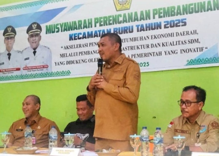 Wabup Rocky M Bawole saat membuka Musrenbang Kecamatan Buru, kemarin. (ft prokopim)