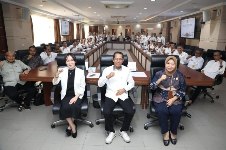 Wako Amsakar Ahmad dan Wawako Li Claudia Chandra berfoto bersama saat proses seleksi Kadis di Pemko Batam, pagi tadi. (ft qori)