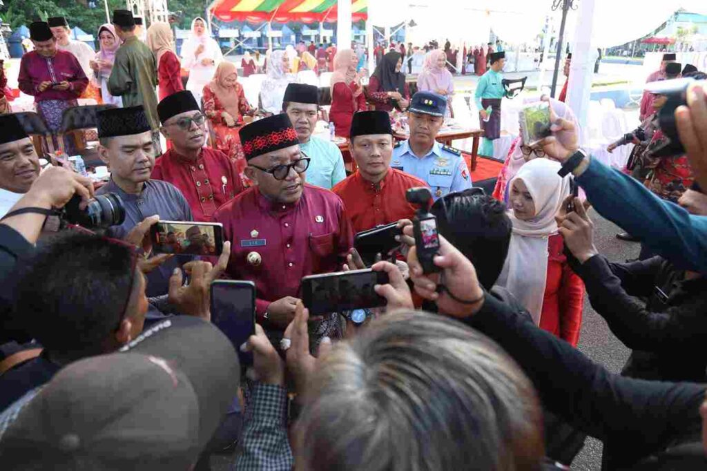Wako Lis saat diwawancarai wartawan terkait penutupan Matahari TCC, pagi tadi. (ft kominfotjpinang)