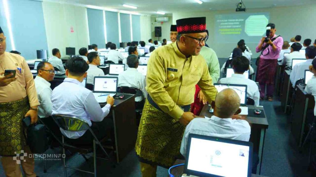 Wako Lis saat menyapa para peserta tes PPPK Tahap II, pagi tadi. (ft kominfotjpinang)