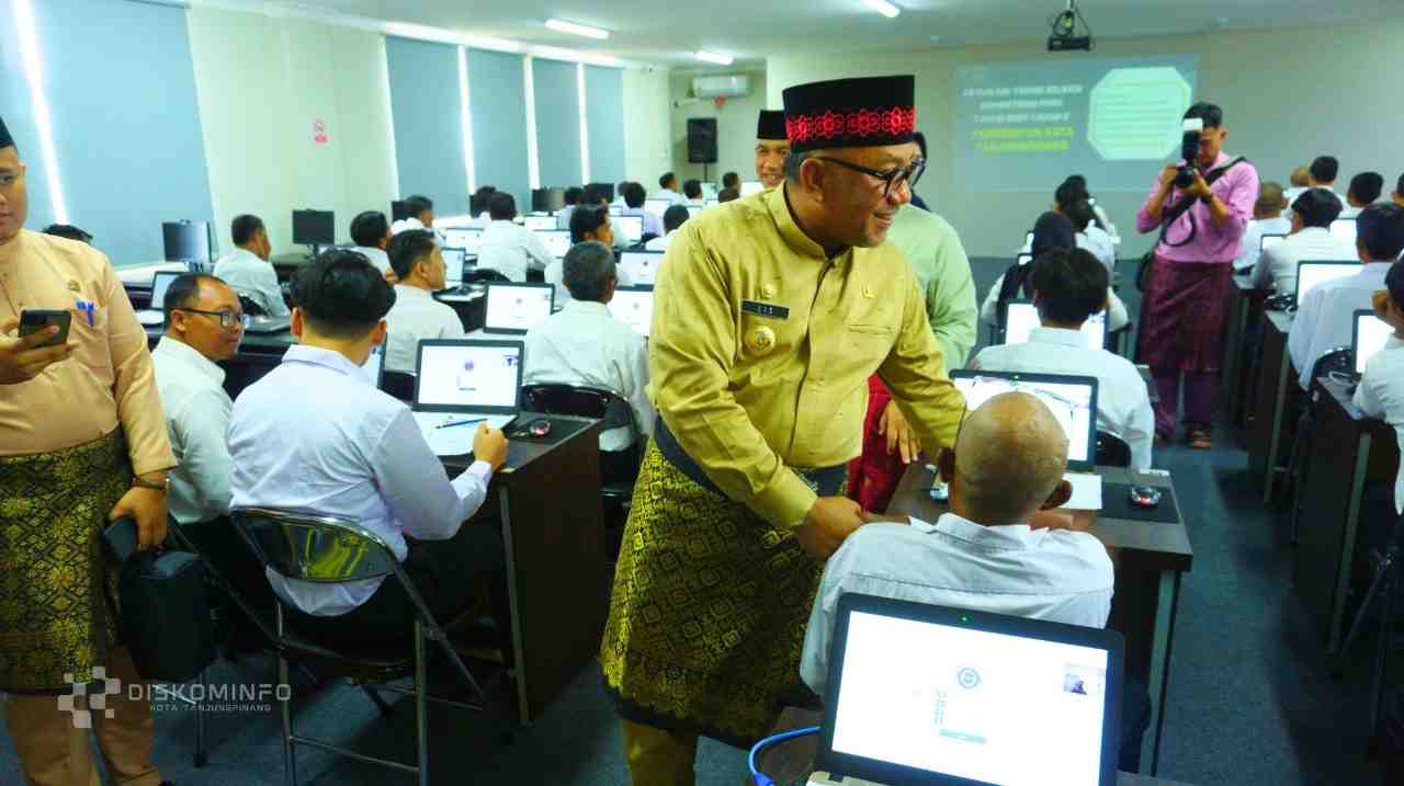 Wako Lis saat menyapa para peserta tes PPPK Tahap II, pagi tadi. (ft kominfotjpinang)