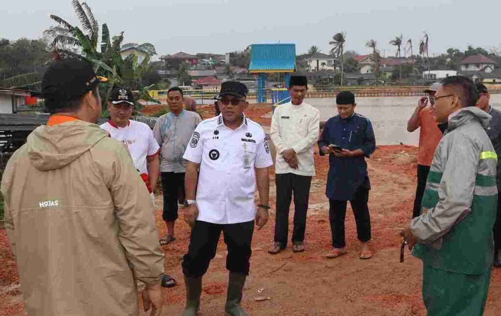 Wako Tanjungpinang saat meninjau lapangan kala curah hujan mulai tinggi, kemarin. (ft kominfotjpinang)
