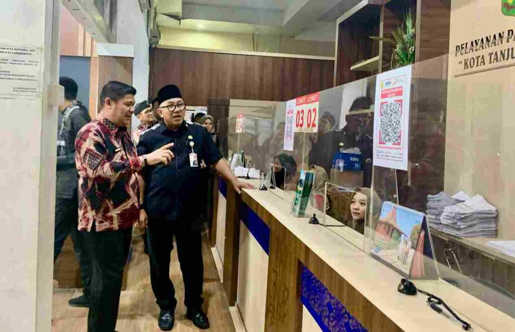 Wali Kota Lis Darmansyah saat Sidak salah satu pelayanan OPD, pagi tadi. (ft kominfotjpinang)