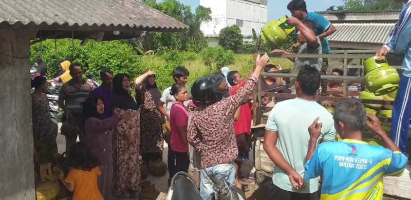 Antrean warga mendapatkan gas di Kundur,m siang tadi. (ft riocky)