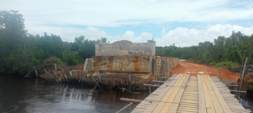 Proyek jembatan di Lingga yang mangkrak yang mendapat sorotan warga. Foto diambil sore tadi. (ft gafar)