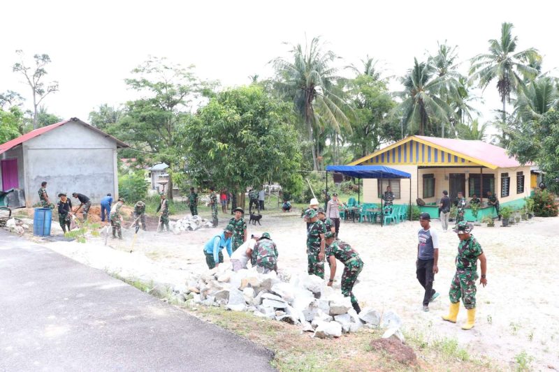 Anggota Kodim 0317/Tbk saat program TMAB di Teluk Setimbul Karimun. pagi tadi. (ft ricky)