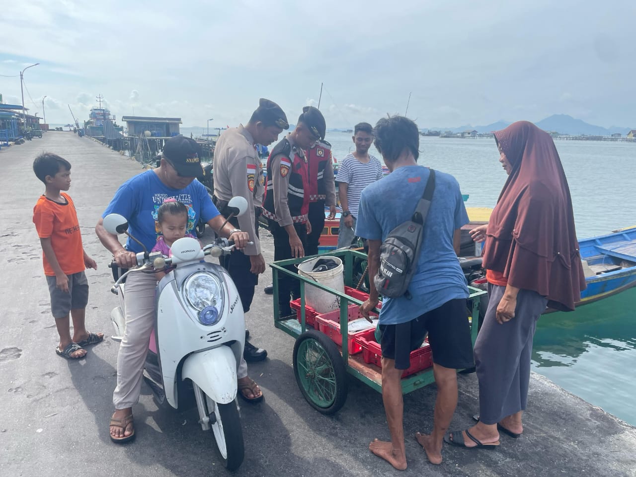 Aparat Polres Natuna saat bersama warga, pagi tadi. (ft rusdiandika)