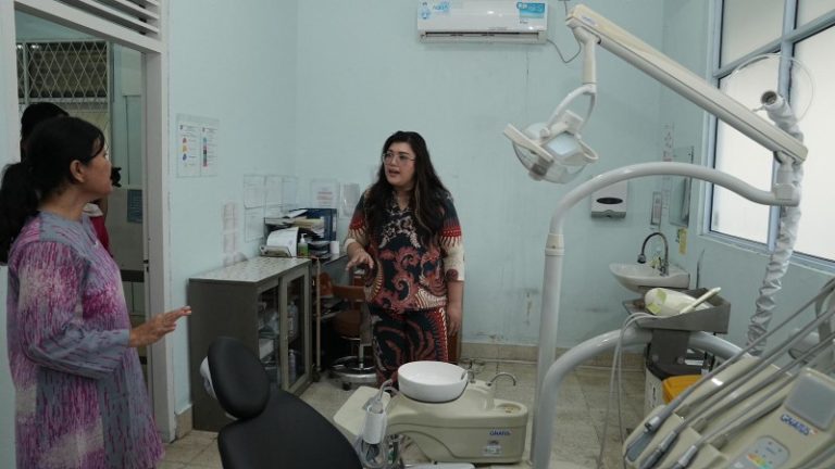 Ariastuty (kanan) saat meninjau fasilitas Klinik Baloi, kemarin sore. (ft ricky)