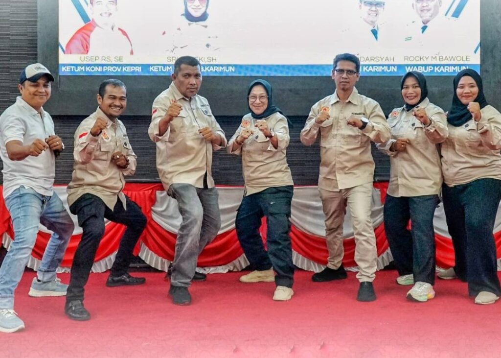 Bupati dan Wakil Bupati berfoto bersama pengurus KONI Kabupaten Karimun digedung nasional, pagi tadi. (ft msaimi)