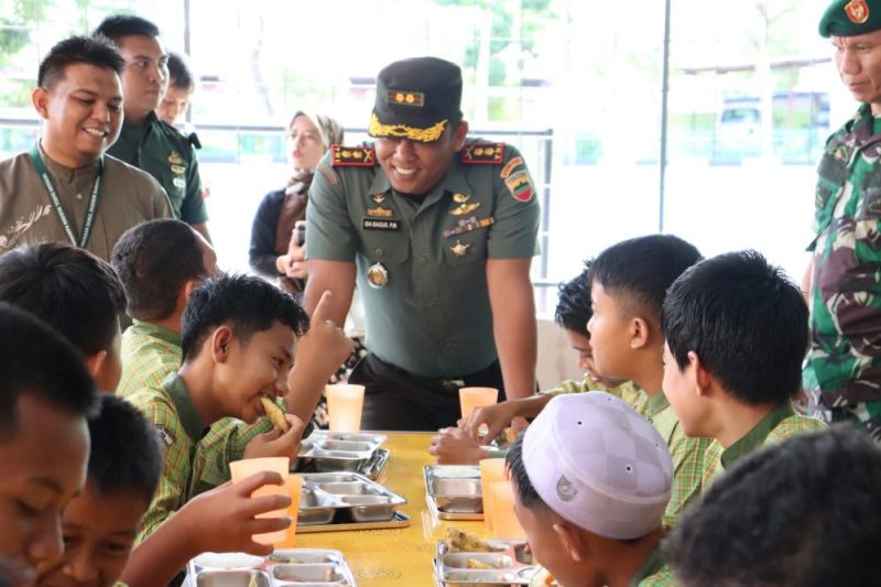 Dandim 031 Tbk saat meninjau Program Makan Bergizi Gratis di Karimun, siang tadi. (ft kodim0317tbk)