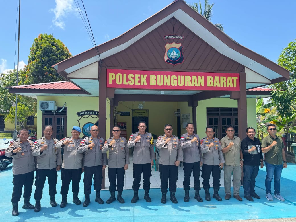 Kapolres berfoto bersama jajarannya di Polsek Bunguran Barat, pagi tadi. (ft rusdiandika)