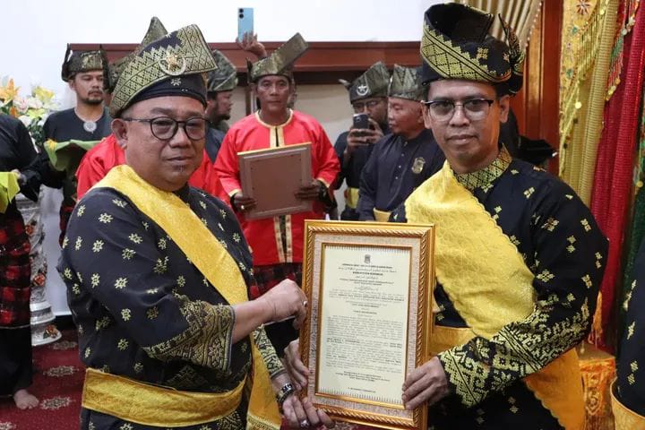 Ketua LAM Karimun saat memberikan anugerah dato kepada bupati, siang tadi di Kediaman Dinas Bupati Karimun. (ft ricky)