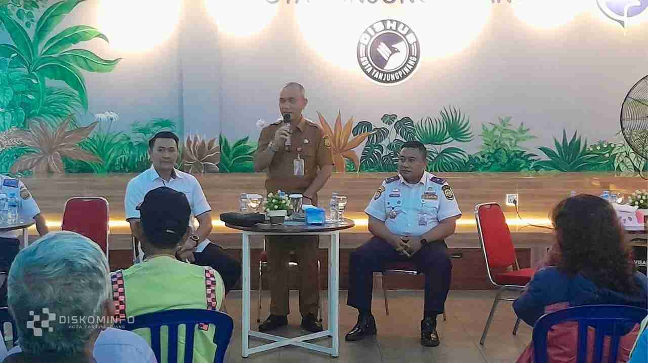 Pemko Tanjungpinang saat memberikan arahan dan koordinasi dengan para Jukir, kemarin. (ft kominfotjpinang)