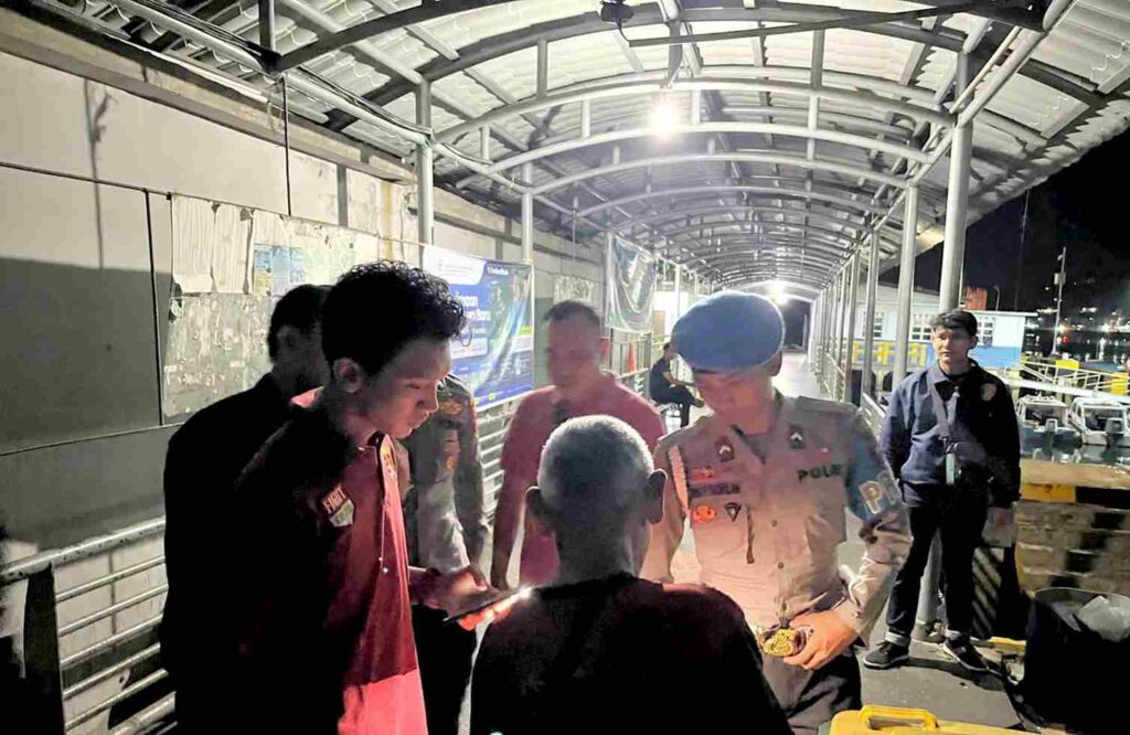 Personel Polres Kepulauan Anambas saat melakukan KRYD dalam Patroli Operasi Pekat Seligi 2025 di Pelabuhan Tarempa, malam tadi. (ft polresanambas)