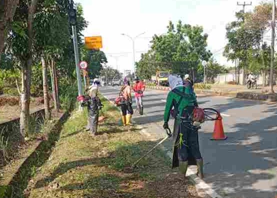Petugas kebersihan saat menata kota Tanjungpinang, pagi tadi. (ft kominfotjpinang)