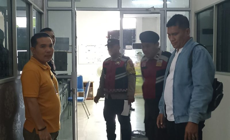 Polisi saat melakukan penyelidikan di gedung D Pemkab Karimun, siang tadi. (ft ricky)