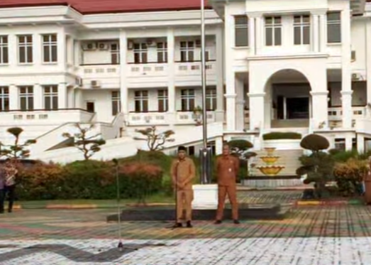 Wakil Bupati Rocky M Bawole saat memimpin Apel Senin Pagi, pagi tadi. (ft msaimi)