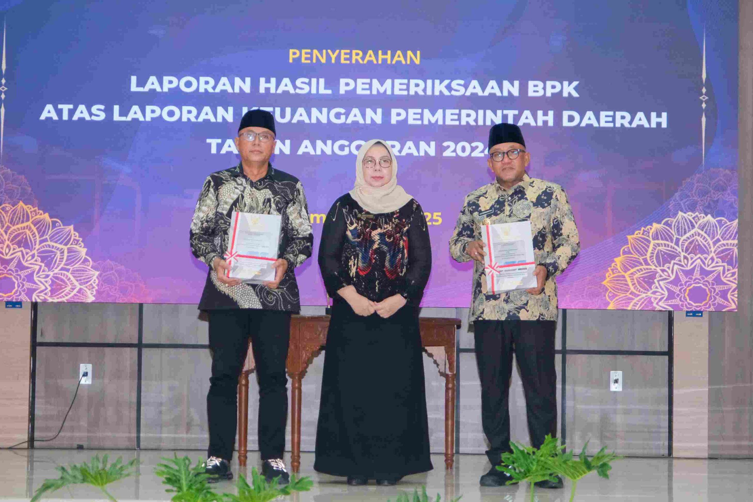Wako Lis Darmansyah (kanan) saat menerima Opini WTP dari BPK RI di Bantam, siang tadi. (ft kominfotjpinang)