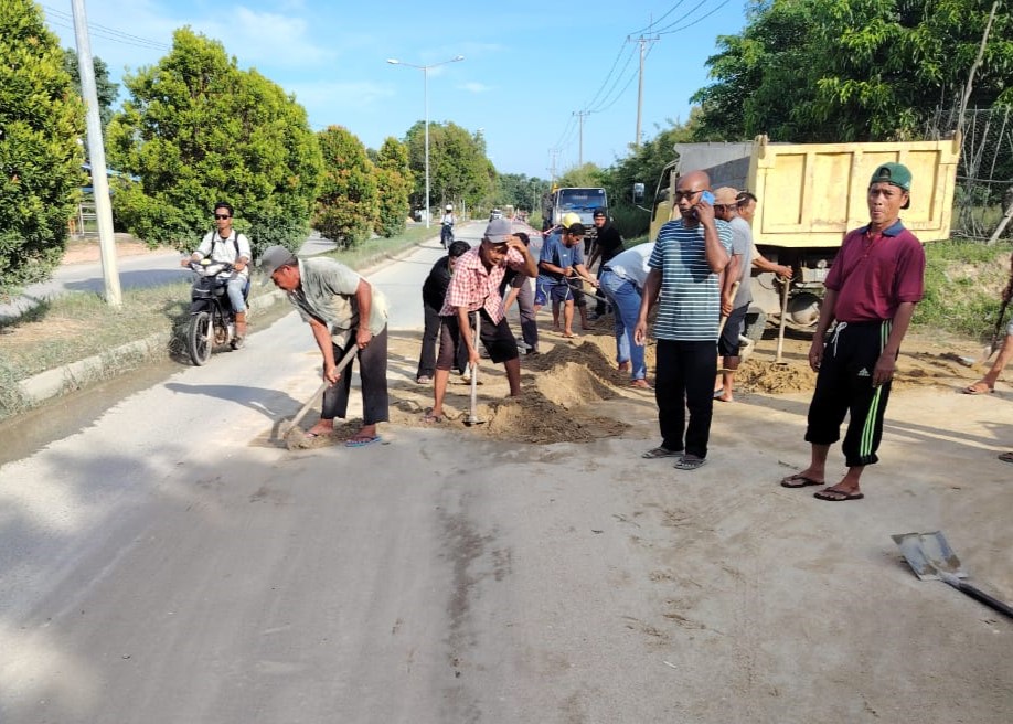 Warga Bukit Cincin saat bergotong royong membersihkan jalan, sore tadi. (ft msaimi)