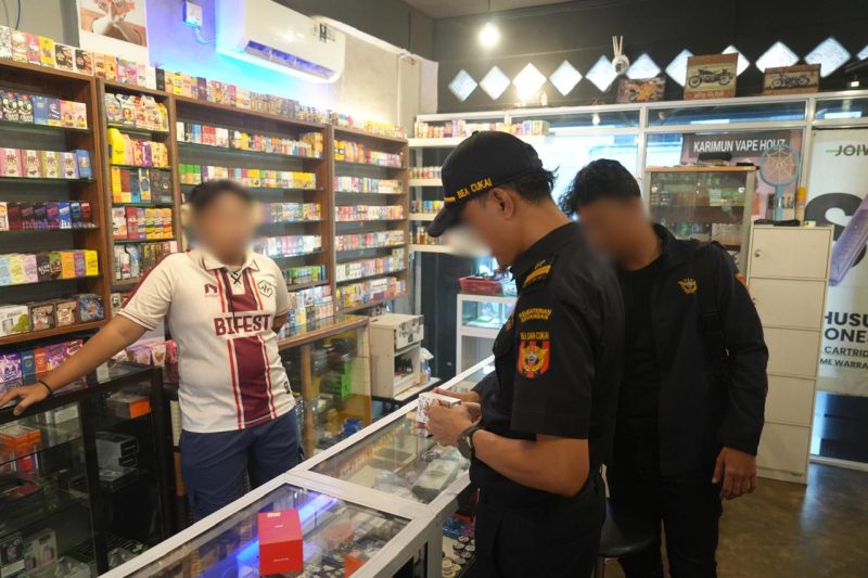 petugas BC Karimun saat memeriksa perdagangan rokok ilegal di sebuah kedai milik masyarakat Karimun, belum lama ini. (ft bckarimun)
