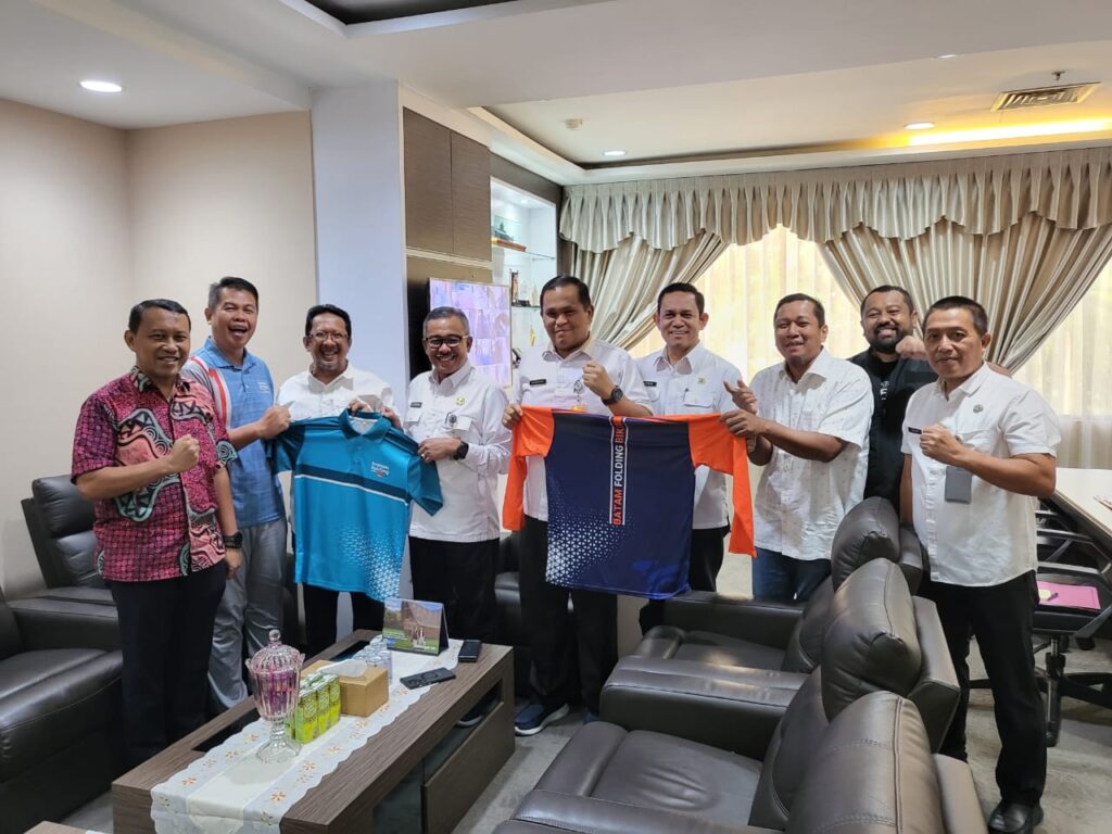 Sekdako Jefridin saat menerima pengurus Batam Folding Bike, yang dipimpin langsung Ketuanya Rizal Saputra. Hadir juga Koordinator Bike To Work (B2W) Batam Haryoto serta pengurus BFB seperti Harry P Utomo, Novianto dan Qori Ul Fitra, kemarin. (ft bfb)