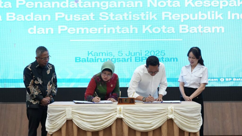 BP Batam dan BPS saat menandatangani MoU di Balairungsari, Batam, siang tadi. (ft qori)