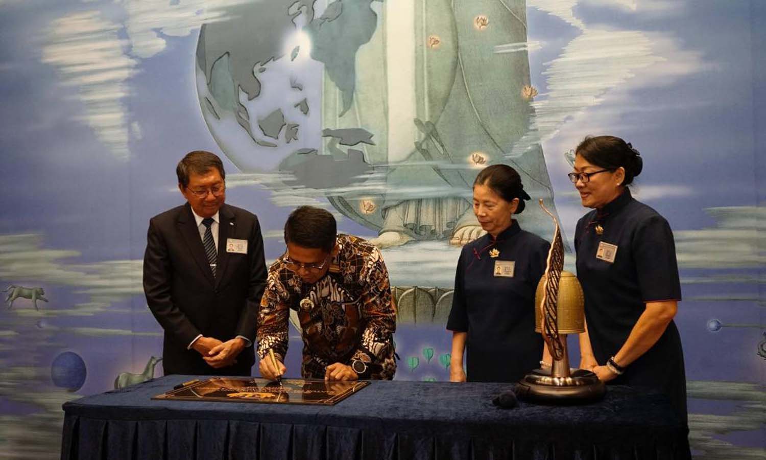 Bupati Iskandarsyah saat menandatangani prasasti peresmian gedung Budha Tsuzi di Sei Lakam, kemarin. (ft msaimi)