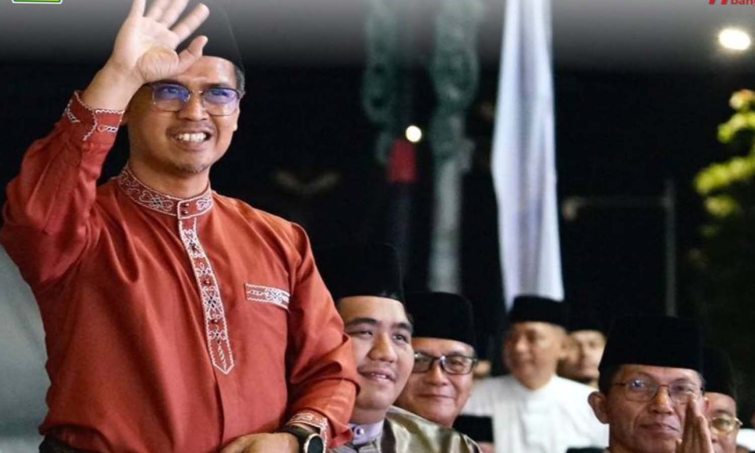 Bupati Iskandarsyah saat namanya dipanggul di acara pembukaan STQH Kepri, Sabtu lalu. (ft prokopim)