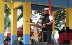 Bupati Karimun Iskandarsyah saat menghadiri launching Sistem Informasi Desa Telaga Tujuh Kecamatan Durai. (ft prokopim)