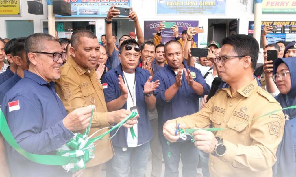 Bupati dan Wakil Bupati saat meresmikan ruang tunggu taksi pelabuhan, kemarin. (ft prokopim)