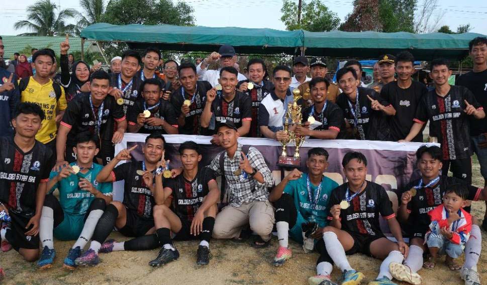 Bupati menutup turnamen bola, kemarin. (ft prokopim)