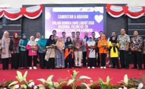 Bupati saat mengikuti acara peringatan Hari Lansia di gedung nasional, kemarin. (ft prokopim)