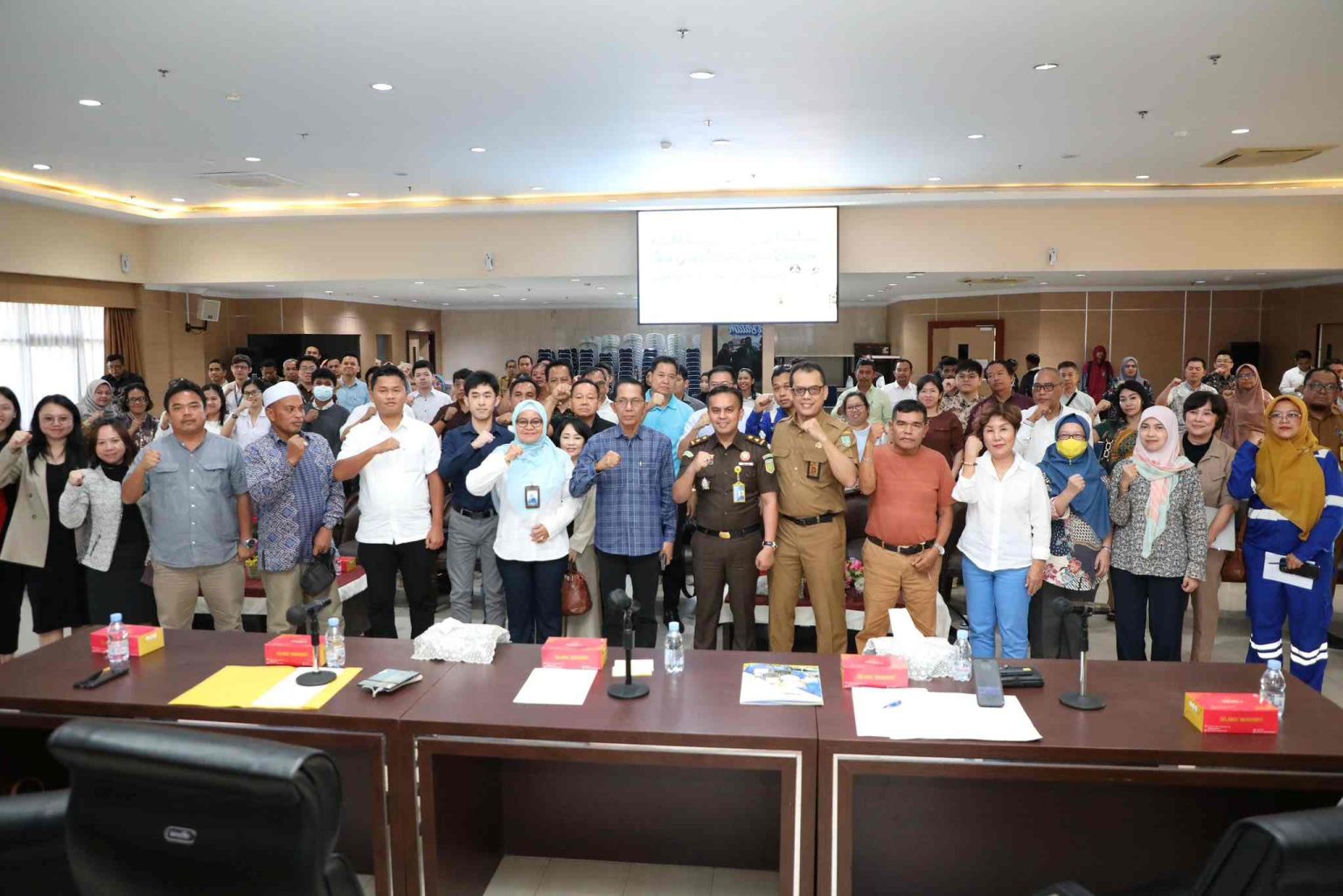 Foto bersama saat pertemuan bersama para wajib pajak di Kantor Wali Kota Batam, kemarin. (ft mcbatam)