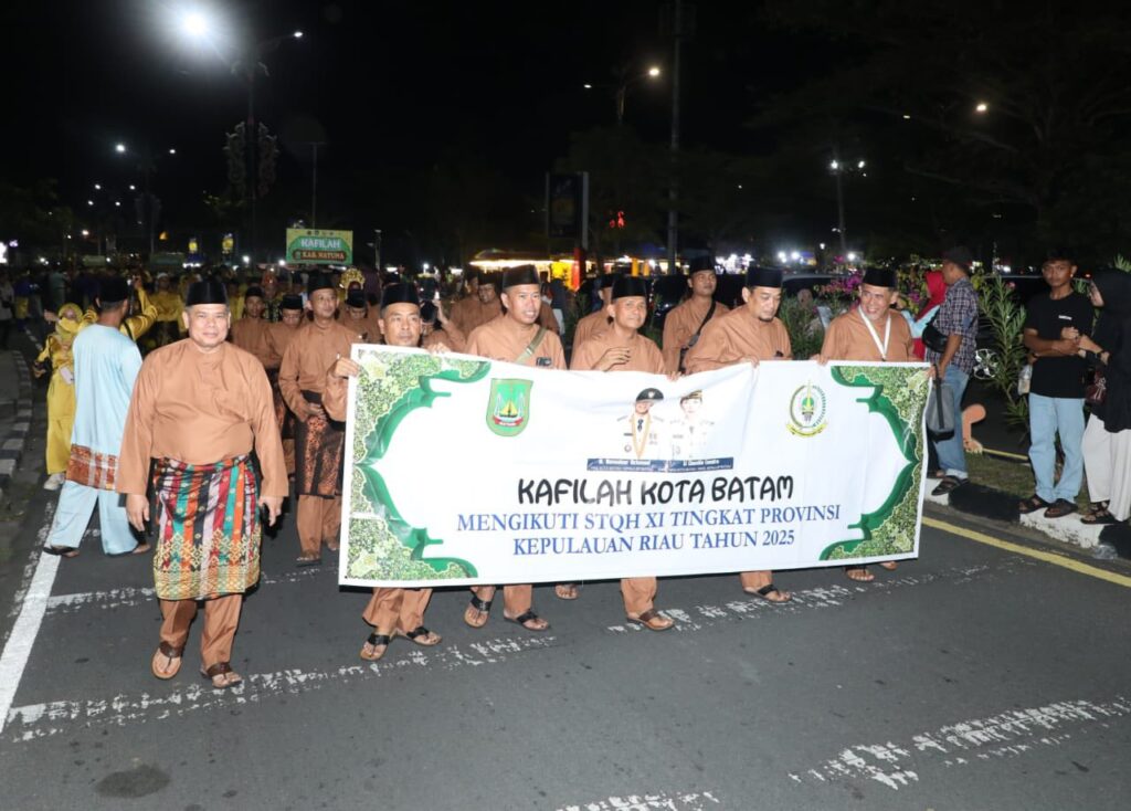 Kafilah Kota Batam saat pawai taruf di Tanjungpinang, kemarin malam. (ft qori)