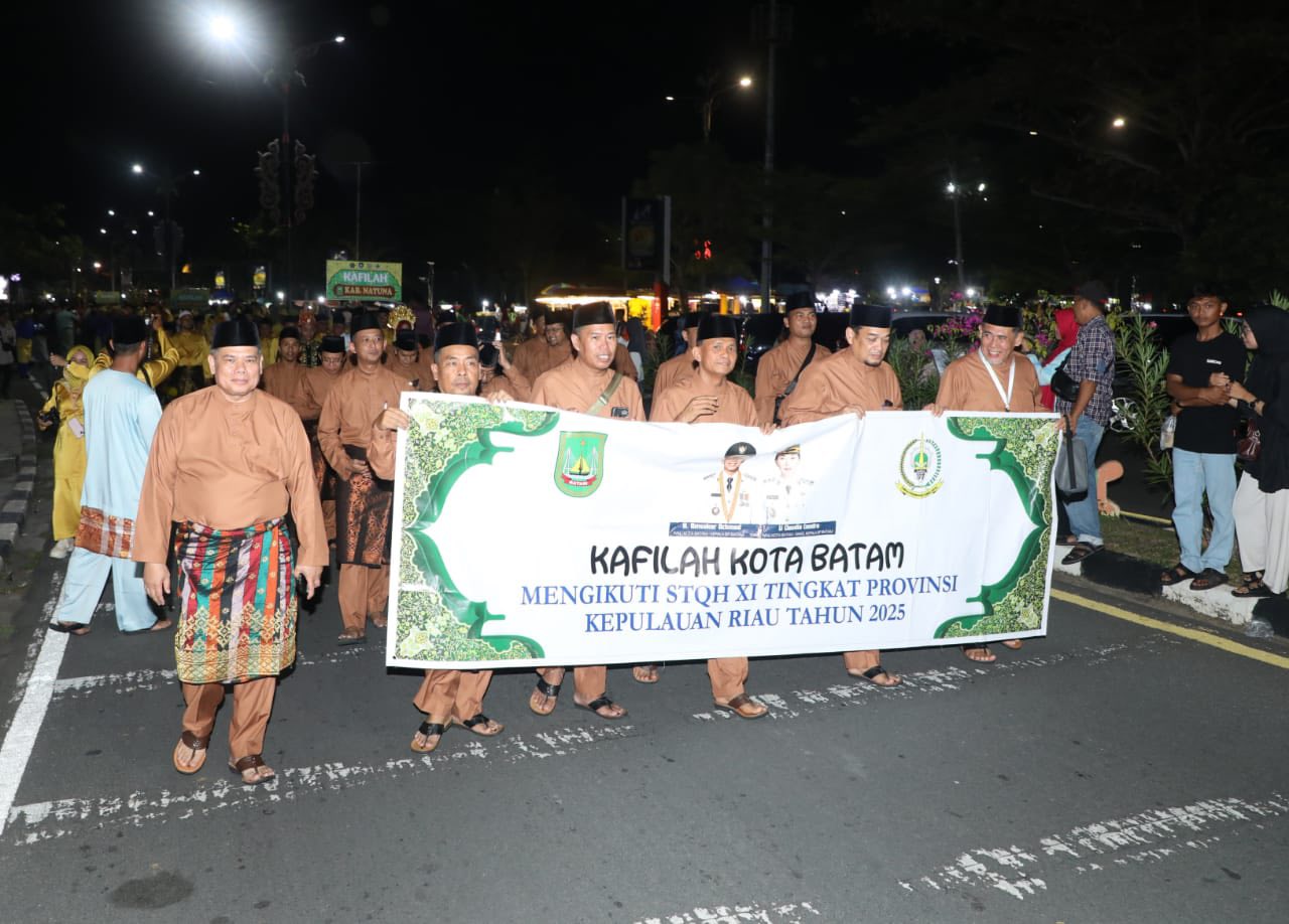 Kafilah Kota Batam saat pawai taruf di Tanjungpinang, kemarin malam. (ft qori)