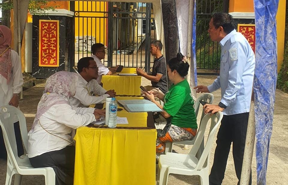 Kepala Dinas Pendidikan Kepri, Andi Agung melakukan pemantauan SPMB di satu sekolah di Batam. (ft qori ariranewsbatam)