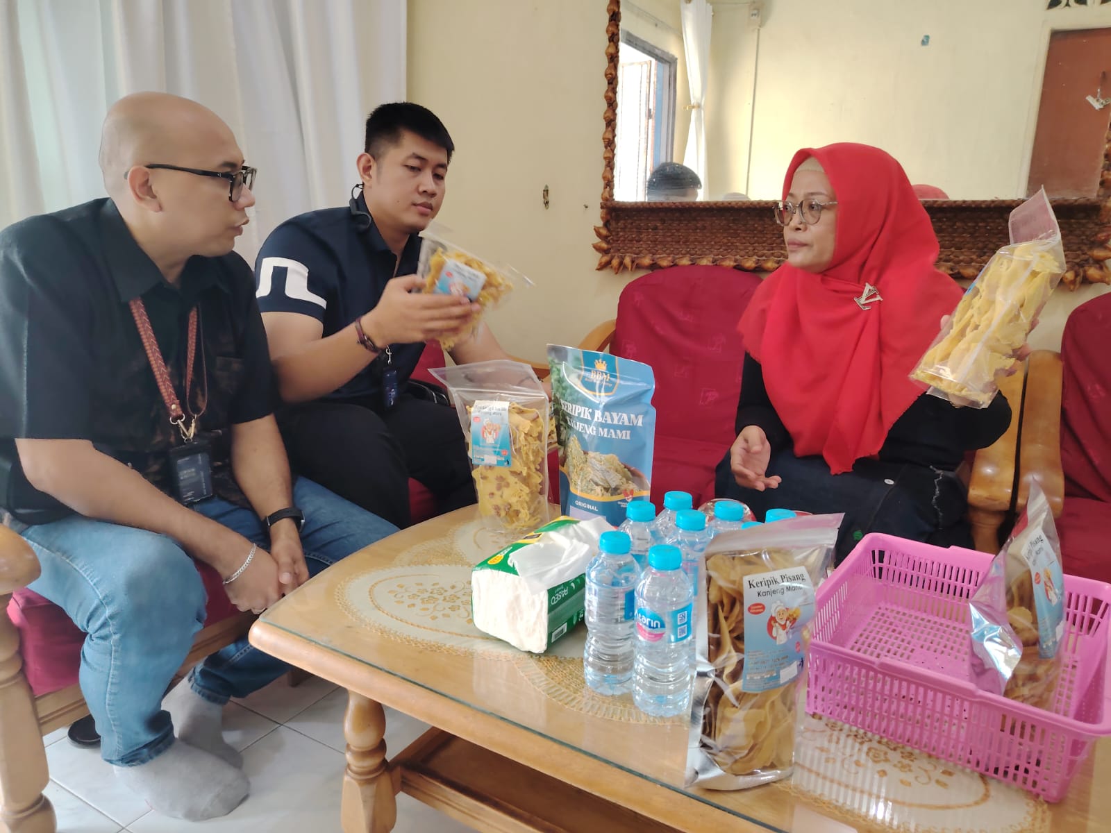 Pengelola Rumah BUMN Kepri saat berbincang dengan Pelaku UMKM Kanjeng Mami, siang tadi. (ft msarih)