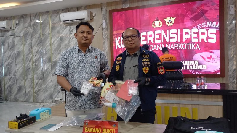 Polisi dan Pegawai BC saat menunjukkan barang bukti sabu yang diselundurpkan tersangka dalam Deodoran dan Minuman Instan, siang tadi. (Ft ricky)
