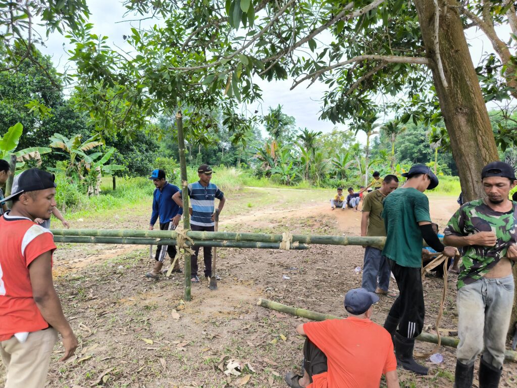 Sejak, Minggu pagi tadi, Warga Jelutung kerjabakti mempersiapkan prosesi kurban, yang akan digelar Jumat mendatang. (ft win)