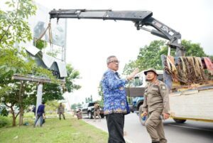 Ketua Tim Task Force yang juga menjabat sebagai Sekretaris Daerah Kota Batam, Jefridin, M.Pd, serta didampingi oleh Kepala Satpol PP, Imam Tohari, memantau pembongkaran reklame ilegal. (ft qori)
