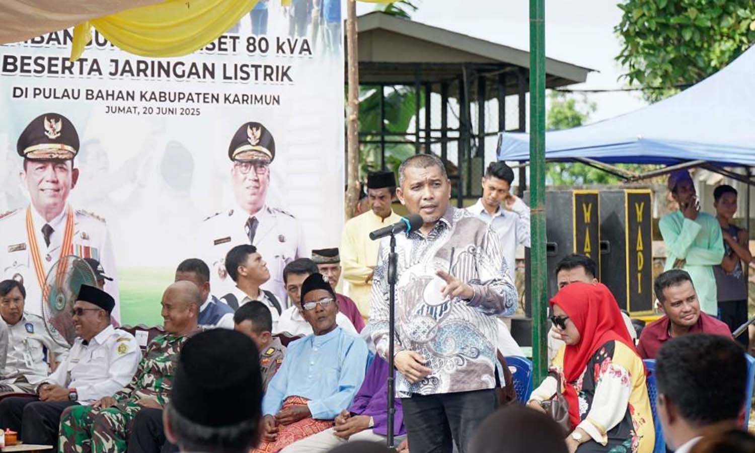Wabup Karimun Rocky M Bawole saat peresmian pengguna genset di Pulau Bahan Kecamatan Sugie Besar, kemarin. (ft msaimi)